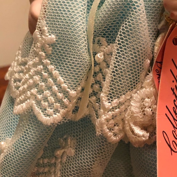 Porcelain “Childhood Dreams” doll by Show-Stoppers - Picture 4 of 6